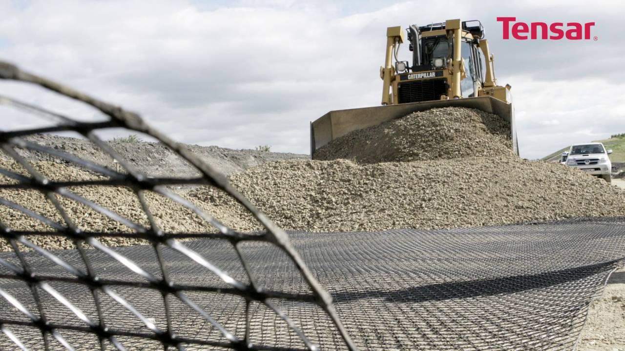 Mặt cắt 3D chi tiết của nền móng đường cao tốc hiện đại thể hiện các lớp kết cấu và giải pháp địa kỹ thuật