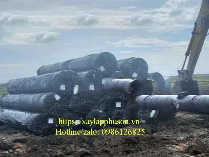 Máy dệt công nghiệp cỡ lớn đang dệt các sợi polypropylene dẹt thành tấm vải địa kỹ thuật dệt