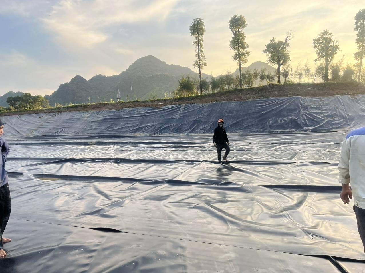 Máy hàn kép chuyên dụng đang thi công màng chống thấm HDPE trên một mái dốc lớn