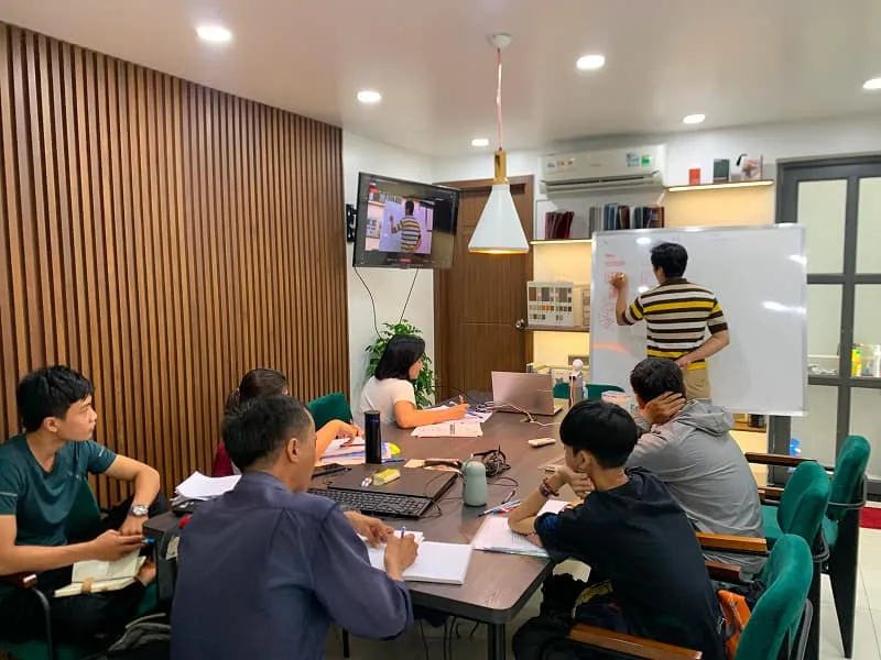 Một buổi học Revit online điển hình, với giảng viên chia sẻ màn hình và học viên tương tác