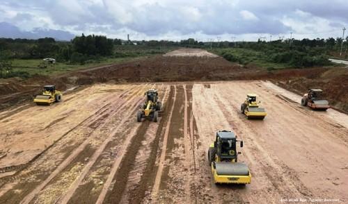 Hình ảnh mô phỏng mặt cắt địa chất nền đất yếu dưới thân đê điều Thái Bình với các lớp bùn sét bão hòa nước