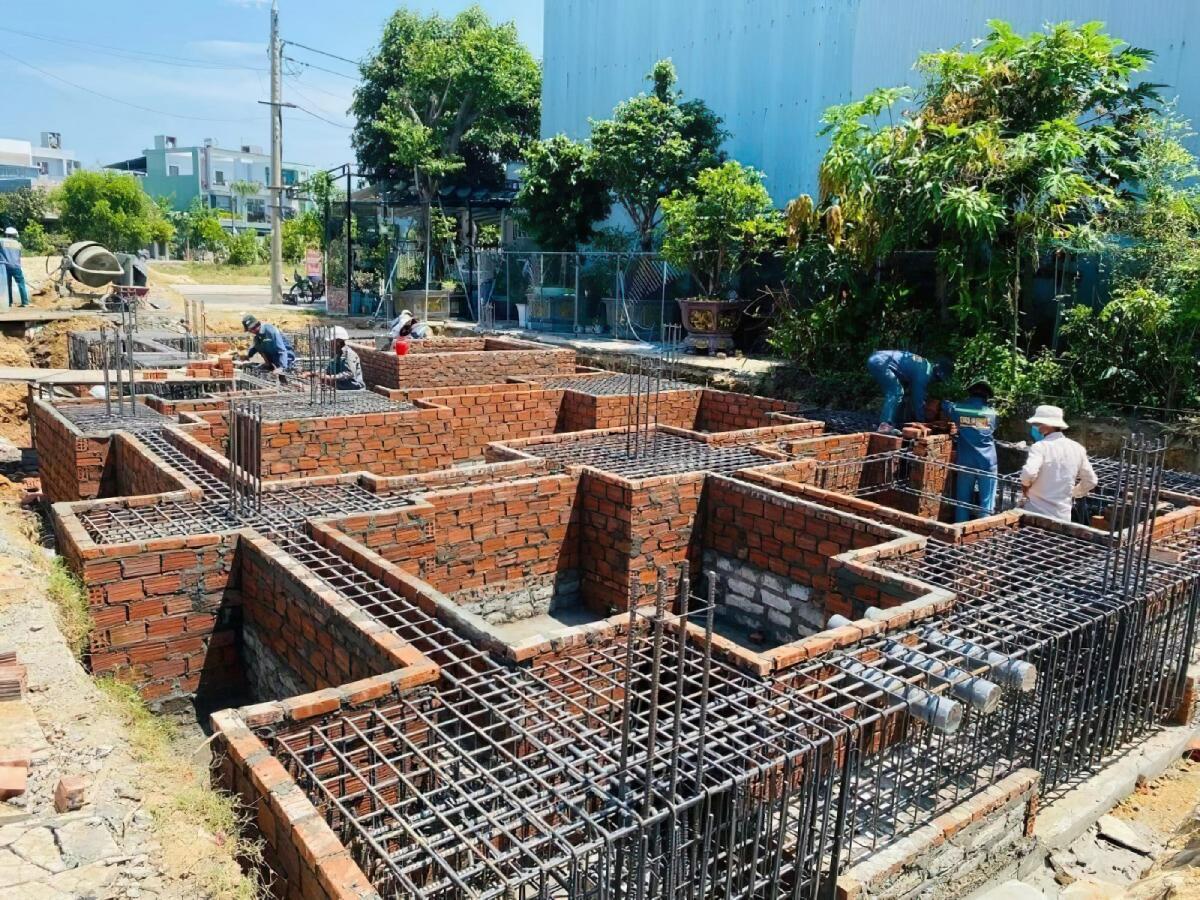 Hình ảnh công trường đang thi công nền móng cọc khoan nhồi cho một tòa nhà cao tầng, thể hiện tầm quan trọng của địa kỹ thuật công trình trước khi nghĩ đến giá CT11A.