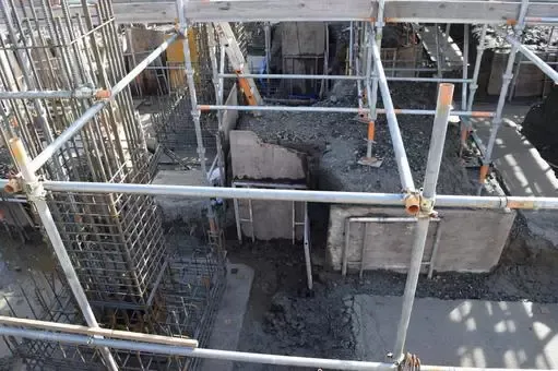 Cận cảnh một công trường đang thi công phần móng cọc khoan nhồi cho một tòa nhà cao tầng, thể hiện tầm quan trọng của địa kỹ thuật.