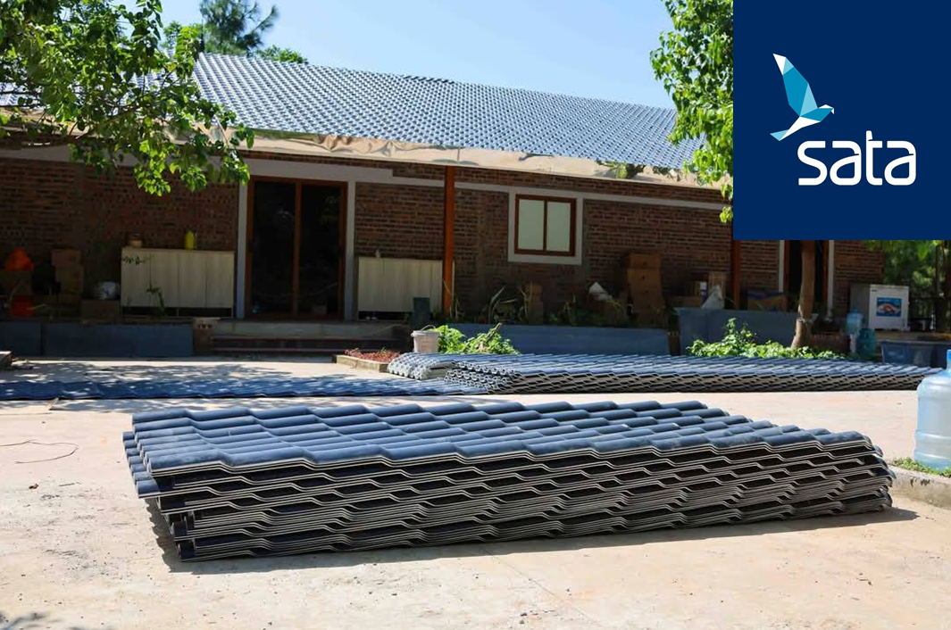 Ống nhựa PVC với bề mặt nhẵn mịn, màu trắng đặc trưng, được lắp đặt âm dưới lòng đất, kết nối với các công trình xây dựng hiện đại