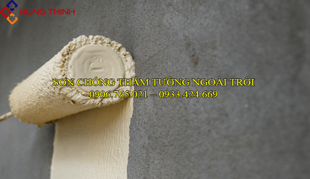 Người thợ đang dùng máy khuấy chuyên dụng để pha trộn dung dịch chống thấm sàn CT11A và xi măng trong một chiếc xô sạch