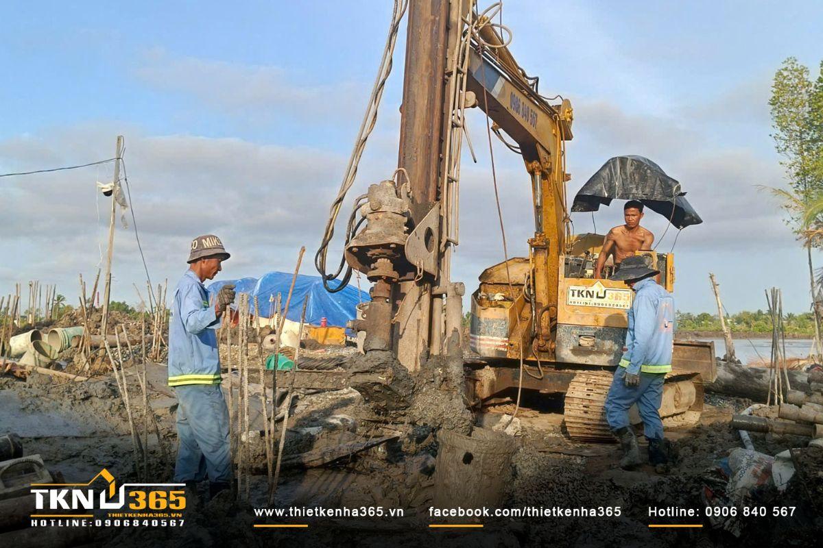 Hình ảnh cận cảnh một đội ngũ kỹ sư đang thực hiện công tác khoan khảo sát địa chất để xử lý nền đất yếu trong thi công đường