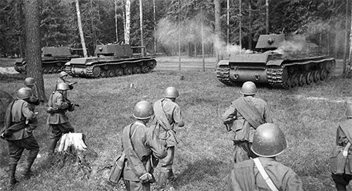 Hình ảnh thực tế một bức tường chắn đất có dấu hiệu bị phồng cục bộ, cho thấy áp lực đất bên trong và sự cần thiết của việc kiểm tra độ ổn định