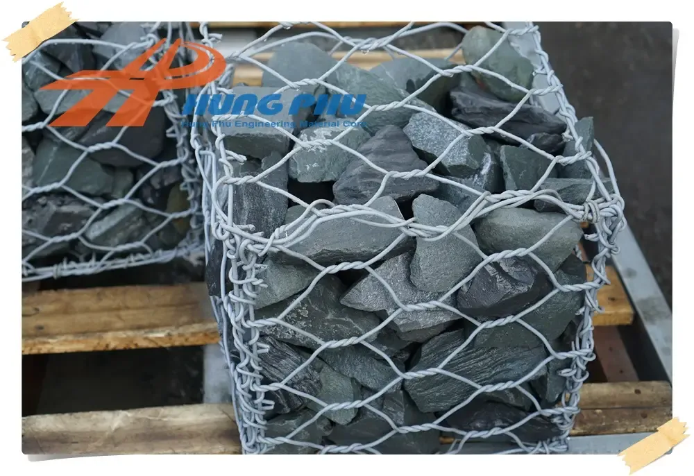 Công trình kè biển sử dụng rọ đá bọc nhựa PVC màu xám để chống ăn mòn muối hiệu quả, bảo vệ bờ biển một cách bền vững.