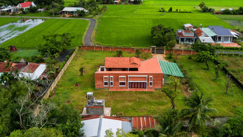 So sánh các giải pháp xử lý móng nhà trên nền đất yếu phổ biến như móng cọc và móng bè.