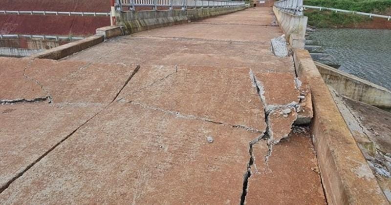 Cảnh sườn đồi bị sạt lở nghiêm trọng do nước thấm gây bão hòa đất và mất ổn định