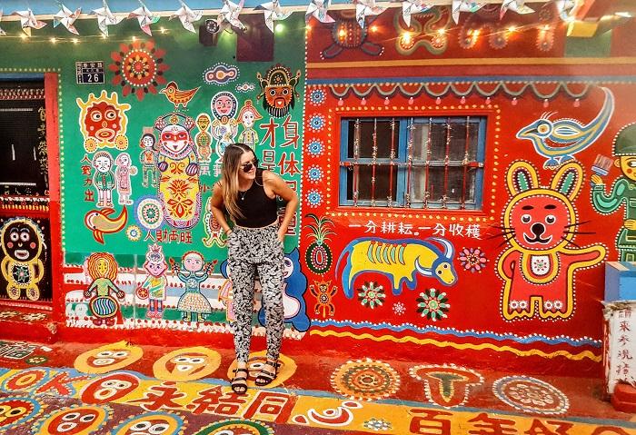 Alt text: Hình ảnh minh họa quy trình thả rọ đá dưới nước để làm nền cho công trình xây dựng ven biển