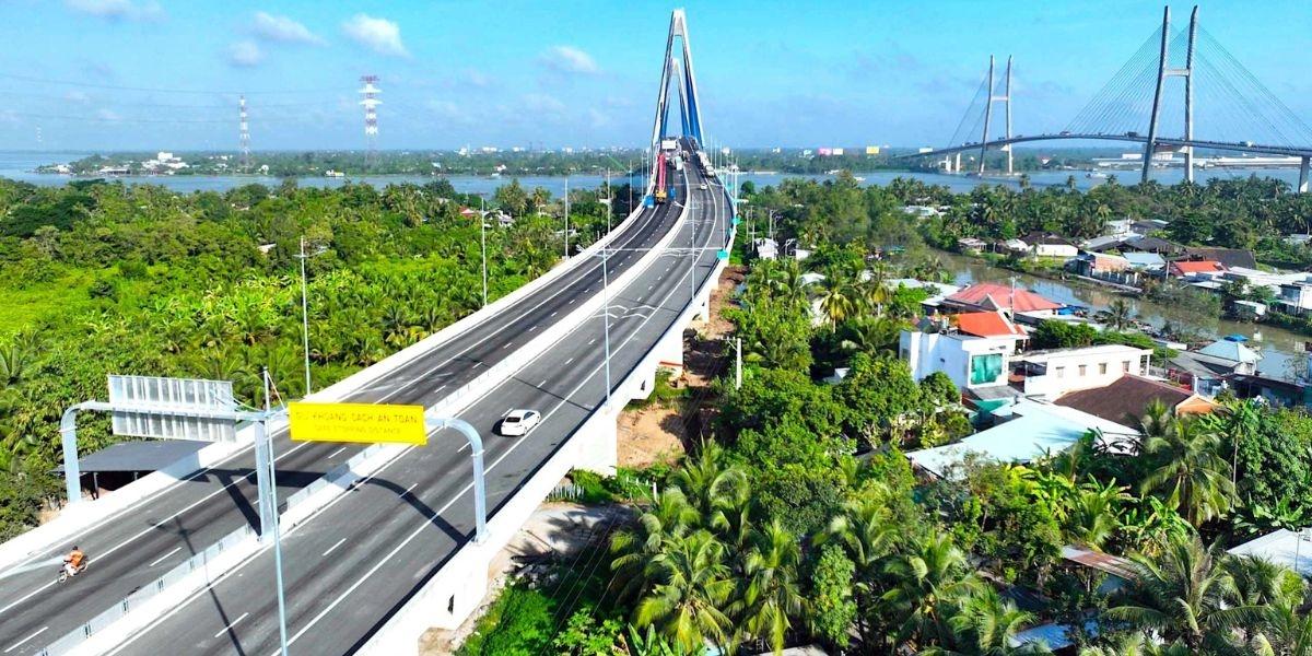 Hệ thống máy móc chuyên dụng đang thi công cắm bấc thấm vào nền đất yếu sau khi hoàn tất các bước kiểm tra chất lượng vật liệu nghiêm ngặt