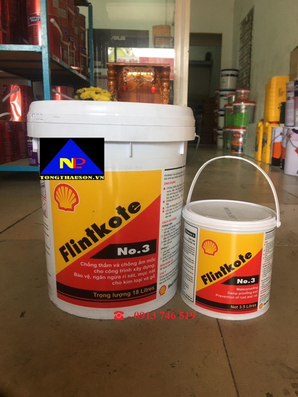 Cận cảnh công nhân đang thi công lớp chống thấm Kova CT11A 4KG màu xám cho một bức tường tầng hầm bê tông lớn