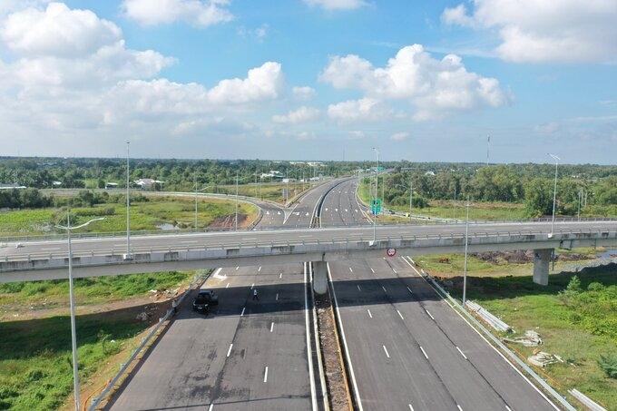 Hình ảnh thực tế công trường thi công cọc xi măng đất để xử lý nền đất yếu cho dự án cao tốc Mỹ Thuận Cần Thơ