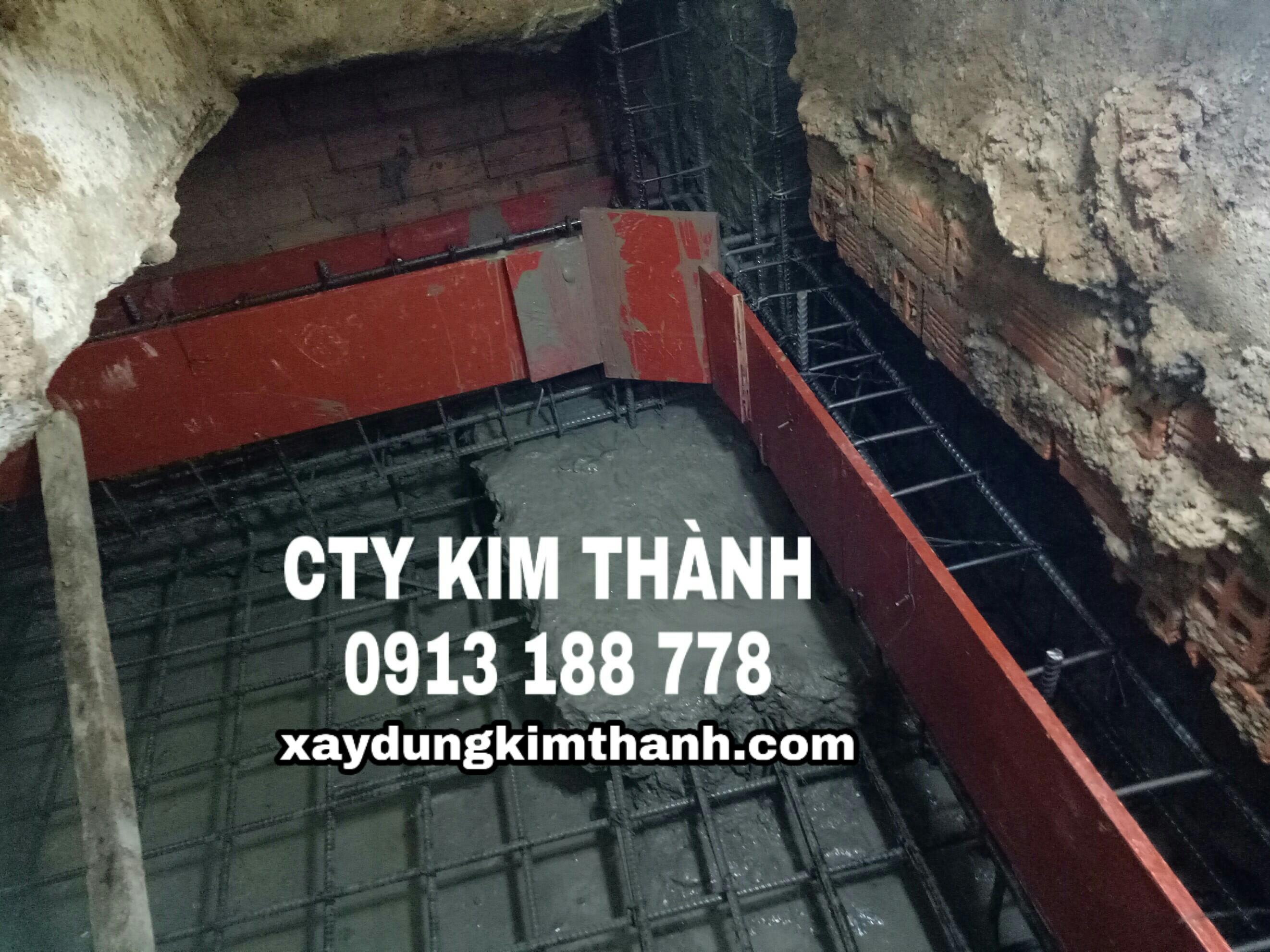 Hình ảnh thực tế công nhân đang thi công ép cọc bê tông cốt thép để xử lý nền móng yếu cho công trình nhà ở