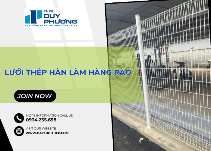 Công nhân đang thi công kéo căng lưới thép B40 để làm hàng rào trang trại