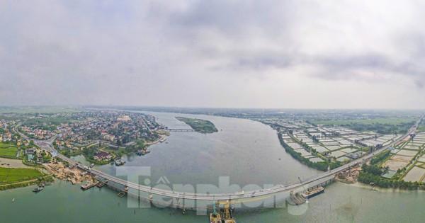 Hình ảnh cận cảnh một mố cầu đang trong giai đoạn thi công với các cốt thép lộ ra và công nhân đang làm việc