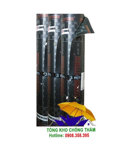 Kỹ sư xây dựng đang thực hiện khò nóng màng chống thấm Conmik Membrane trên sàn mái bê tông