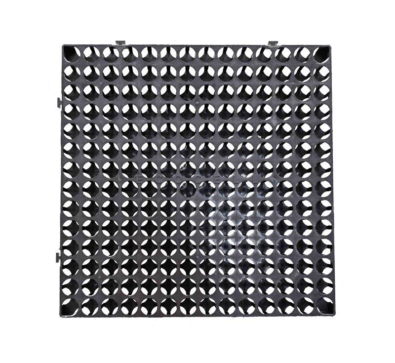 Hình ảnh công nhân đang thi công lắp đặt các tấm vỉ nhựa thoát nước trồng cây trên sân thượng