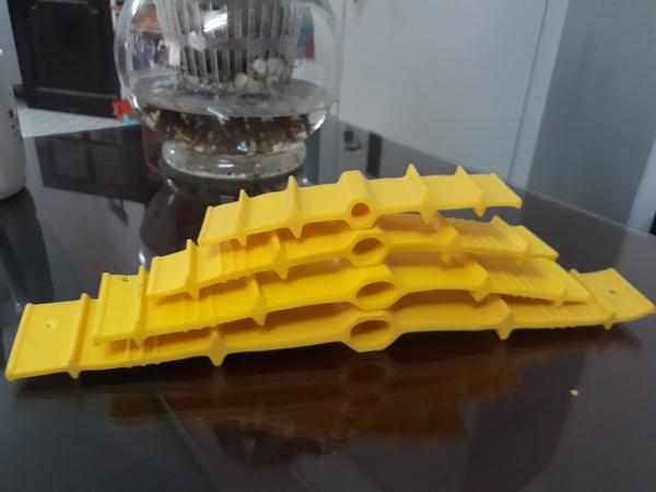 Hình ảnh công nhân đang thi công lắp đặt màng HDPE liên kết với kết cấu bê tông đúc trên công trường xây dựng tầng hầm