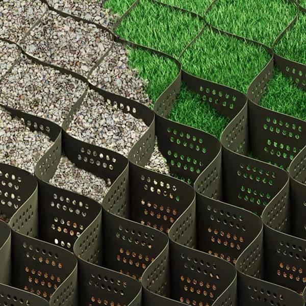 Công nhân đang thi công lắp đặt hệ thống ô địa kỹ thuật geocell trên một mái taluy lớn, một số ô đã được lấp đất để chuẩn bị trồng cỏ chống xói mòn