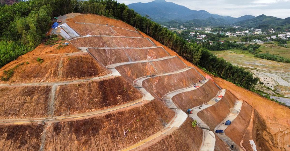 Hình ảnh cận cảnh công nhân đang thi công một bức tường chắn đất bằng rọ đá tại một công trình ở vùng núi Việt Nam