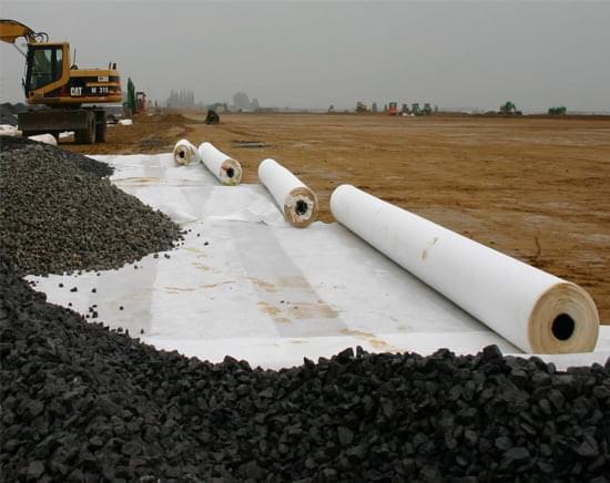 Minh họa chi tiết quy trình thí nghiệm sàng khô ASTM D4751 để xác định kích thước lỗ biểu kiến vải địa kỹ thuật trong phòng thí nghiệm.