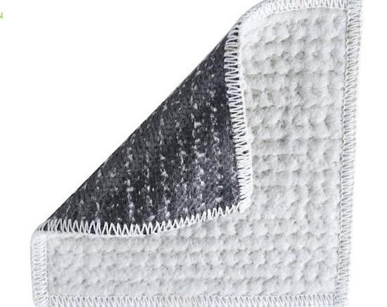 Lớp bảo vệ bao gồm vải địa kỹ thuật và lớp cát được thi công bên trên màng chống thấm HDPE trong dự án đập đất