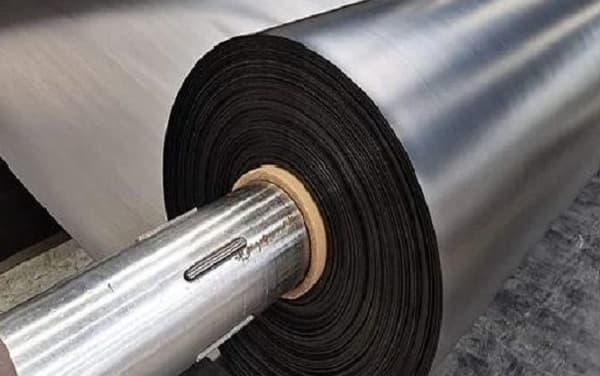 Sơ đồ mặt cắt kỹ thuật của một ao nuôi cá nước ngọt tiêu chuẩn, thể hiện rõ mái ta luy, lớp bạt lót HDPE và hệ thống thoát nước