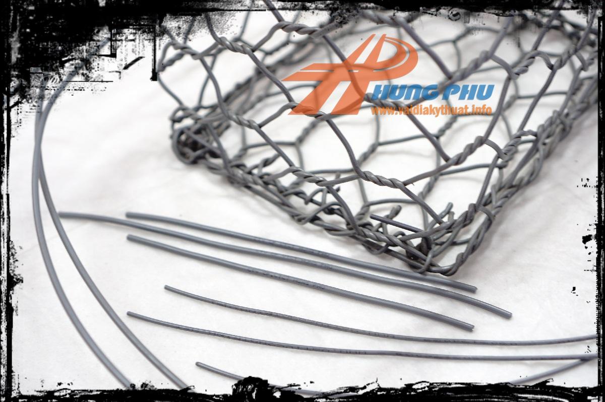 Hình ảnh thử nghiệm chống xói lở của rọ đá trong máng thí nghiệm thủy lực chuyên dụng.