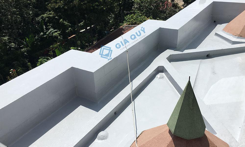 Hình ảnh trần nhà bê tông bị thấm dột nghiêm trọng với các vết ố vàng loang lổ và mảng sơn bong tróc, cho thấy sự cần thiết của quy trình chống thấm.