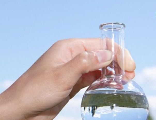 Hình ảnh một tủ thử nghiệm phun sương muối tiêu chuẩn ASTM B117 đang hoạt động trong phòng thí nghiệm hiện đại, dùng để đánh giá khả năng chống ăn mòn.