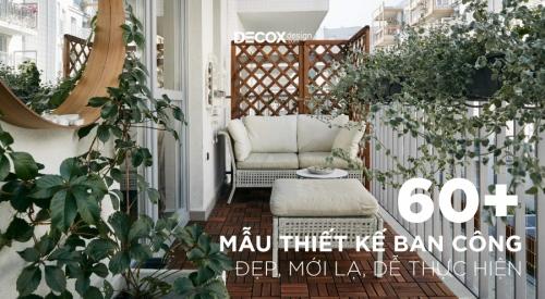 Mẫu tường chắn đất bằng gạch đỏ đẹp mắt dùng để tạo bồn hoa trong một khu vườn xanh mát