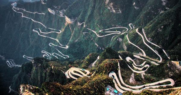 Hình ảnh một bức tường chắn đất vững chãi bằng rọ đá tiêu chuẩn bên cạnh một con đường đèo uốn lượn