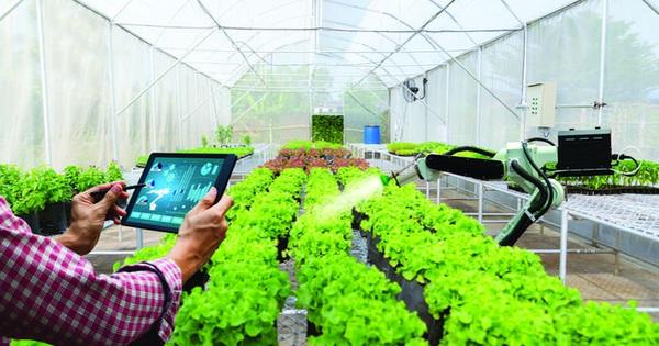 Hình ảnh biểu tượng cho tương lai ngành địa kỹ thuật Việt Nam với các công nghệ giám sát hiện đại như drone và cảm biến IoT tại một công trình lớn.