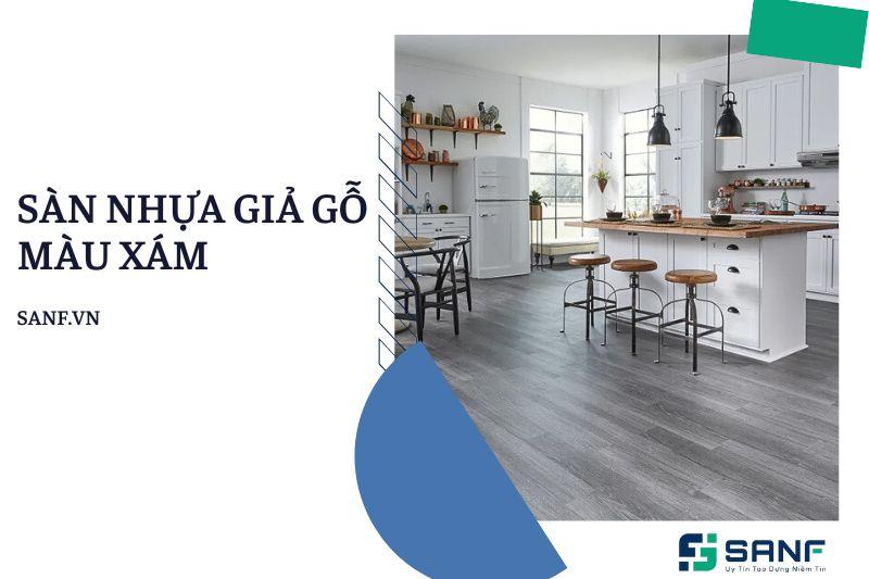 Một không gian nội thất hiện đại với sàn nhà lát bằng vật liệu nhựa giả gỗ màu nâu nhạt, tường ốp bằng tấm nhựa PVC vân gỗ tinh tế, tạo cảm giác ấm cúng và sang trọng, đi kèm với khung cửa sổ màu trắng làm từ nhựa uPVC