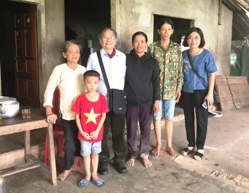 Hình ảnh một người phụ nữ nông thôn Việt Nam đang vui vẻ đun nấu bằng bếp gas từ hệ thống khí sinh học Biogas gia đình