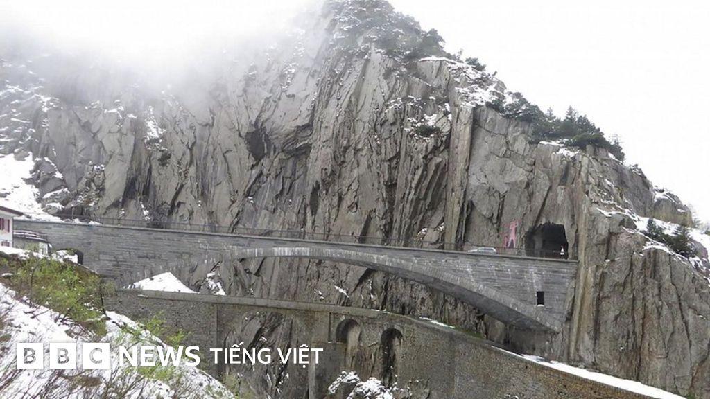 Hình ảnh một bức tường chắn đất vững chãi được xây dựng từ các khối rọ đá xếp chồng lên nhau bên cạnh một con đường đèo núi