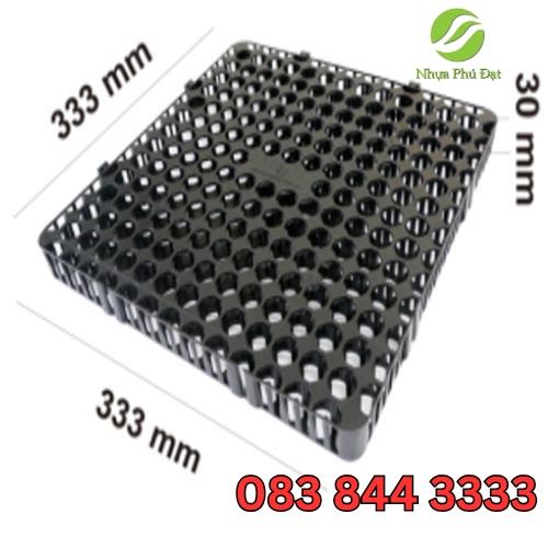 Hình ảnh thi công tấm vỉ nhựa thoát nước cho tường tầng hầm của một công trình xây dựng lớn, giúp chống áp lực thủy tĩnh hiệu quả