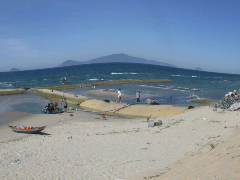 Ứng dụng của túi địa kỹ thuật geobags trong việc xây dựng đê chắn sóng mềm bảo vệ bờ biển Việt Nam khỏi xói lở.