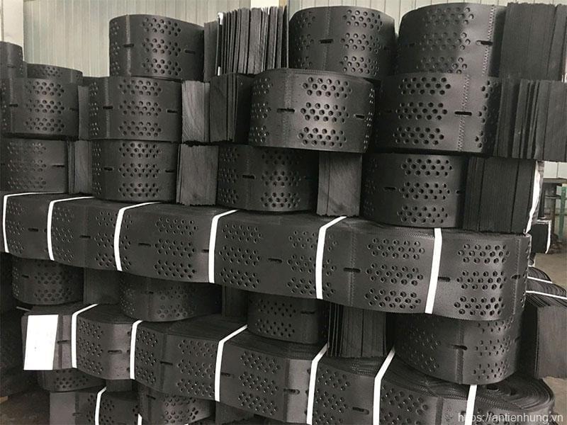 Một mái dốc được phủ xanh hoàn toàn bằng hệ thống túi vải trồng cây, thể hiện giải pháp địa kỹ thuật hiệu quả và thân thiện môi trường