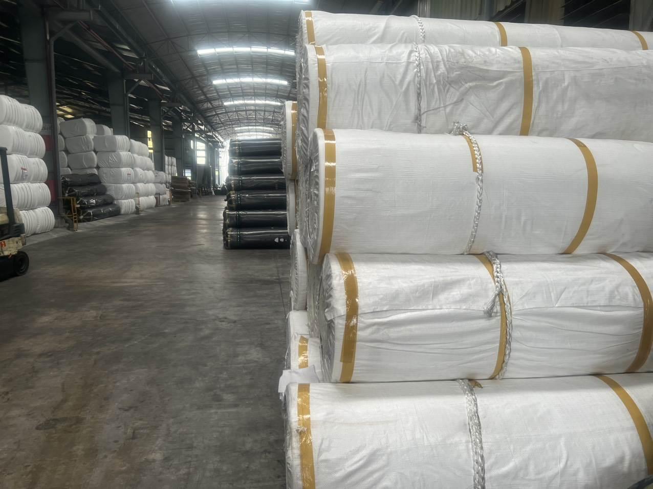 Thi công lớp phân cách sử dụng vải địa kỹ thuật không dệt dạng hóa dính trong dự án làm đường giao thông