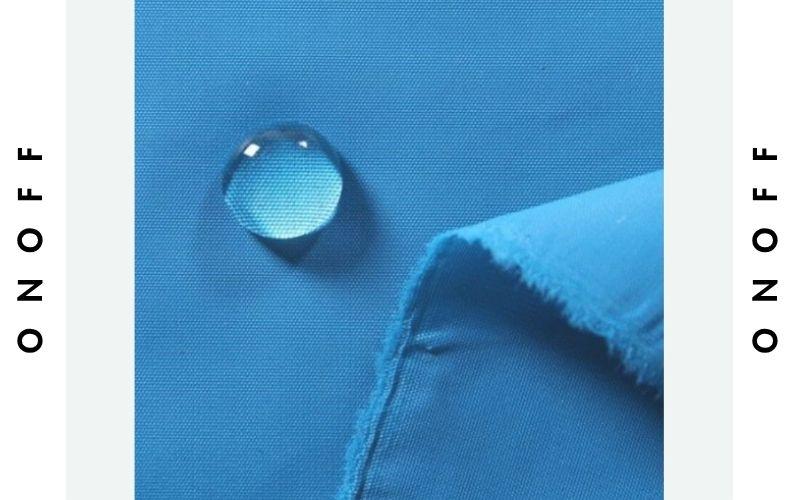 So sánh hai mẫu vải địa kỹ thuật không dệt, một mẫu mới và một mẫu đã bị phân hủy, bạc màu do phơi nắng lâu ngày