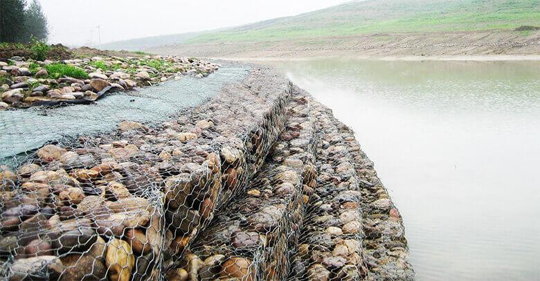 Hình ảnh minh họa lớp vải địa kỹ thuật không dệt được sử dụng để lọc và thoát nước phía sau tường chắn đất công trình.