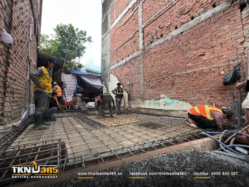 Kỹ sư giám sát công tác xử lý nền móng công trình bằng rọ đá, để xử lý kịp thời các dấu hiệu ảnh hưởng ổn định công trình