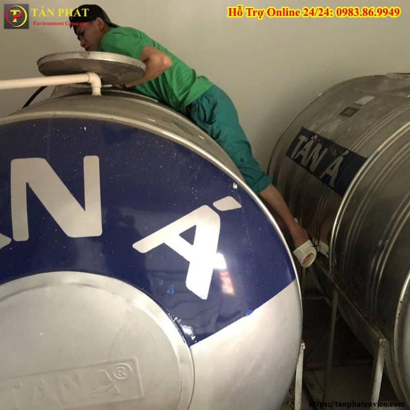 Kỹ sư địa kỹ thuật kiểm tra hệ thống tường chắn ngầm để giải quyết vấn đề nhiễm bẩn nguồn nước uống