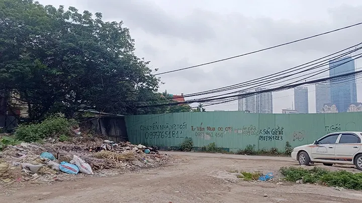 Hình ảnh một bãi chôn lấp rác thải trái phép ven đường gây ô nhiễm môi trường nghiêm trọng và mất mỹ quan đô thị.